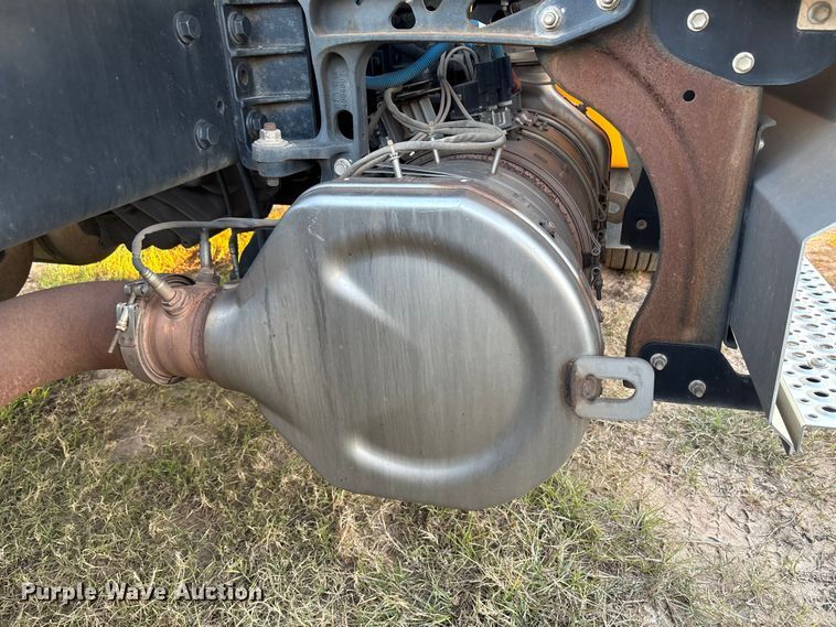 image for item EU2209 2021 International LT625 semi truck