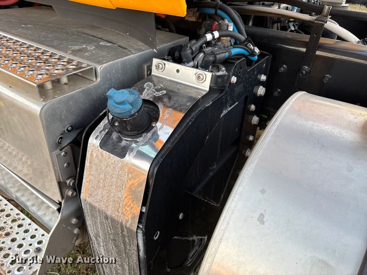 image for item EU2209 2021 International LT625 semi truck