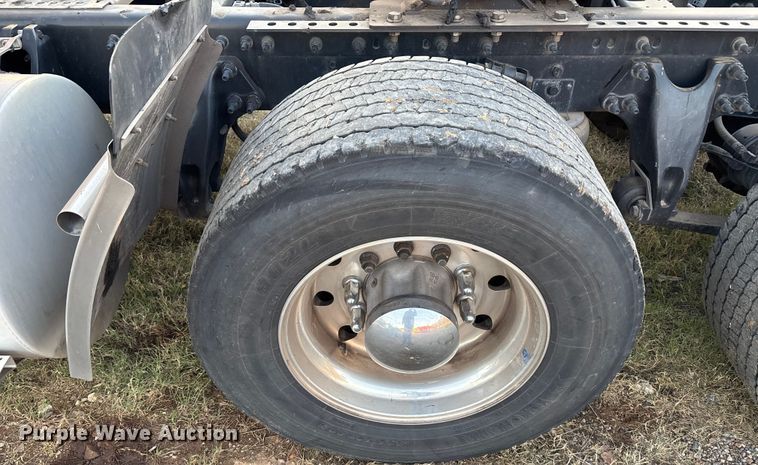 image for item EU2209 2021 International LT625 semi truck