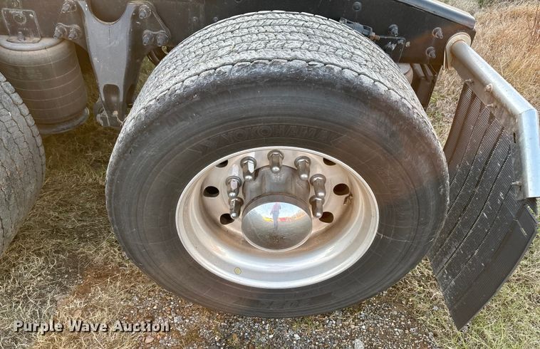 image for item EU2209 2021 International LT625 semi truck