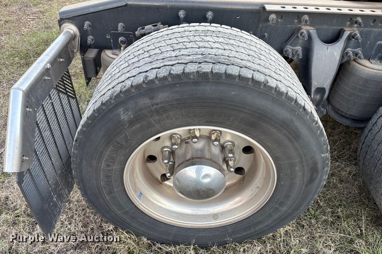 image for item EU2209 2021 International LT625 semi truck