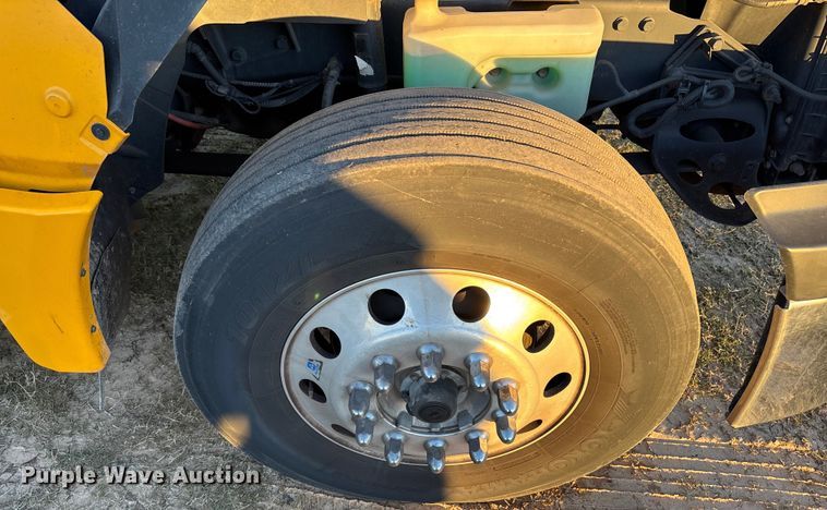 image for item EU2209 2021 International LT625 semi truck