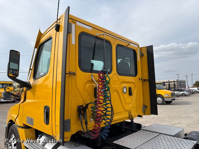 image for item EU5194 2021 Freightliner Cascadia 126 semi truck