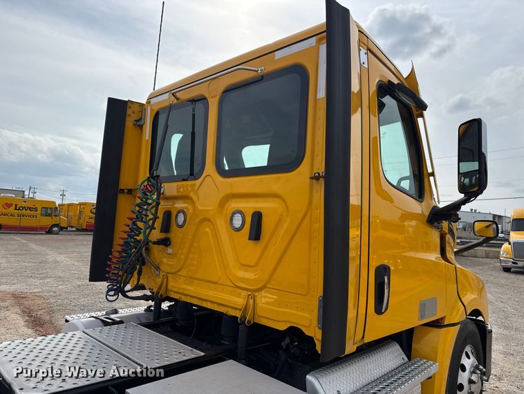 image for item EU5194 2021 Freightliner Cascadia 126 semi truck