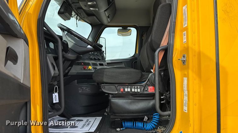 image for item EU5194 2021 Freightliner Cascadia 126 semi truck