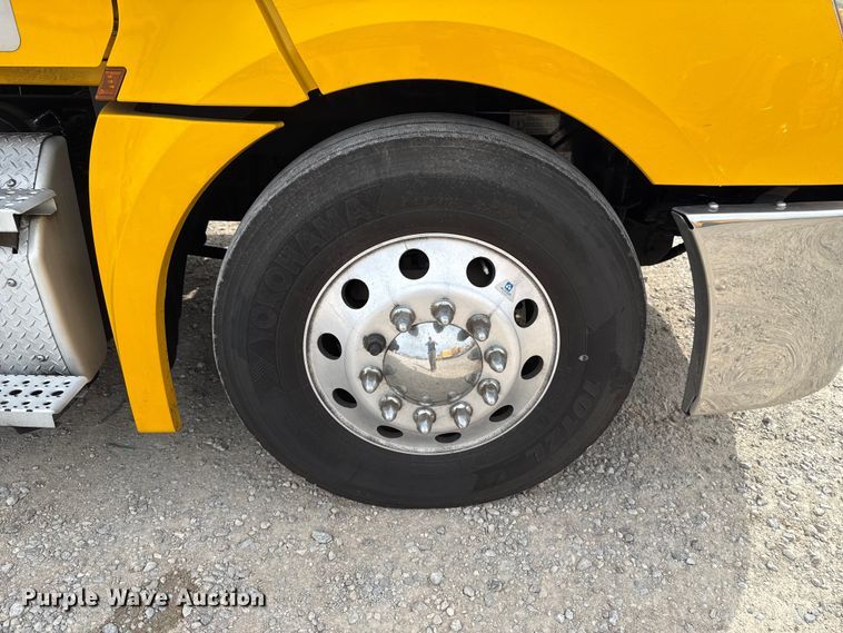 image for item EU5194 2021 Freightliner Cascadia 126 semi truck