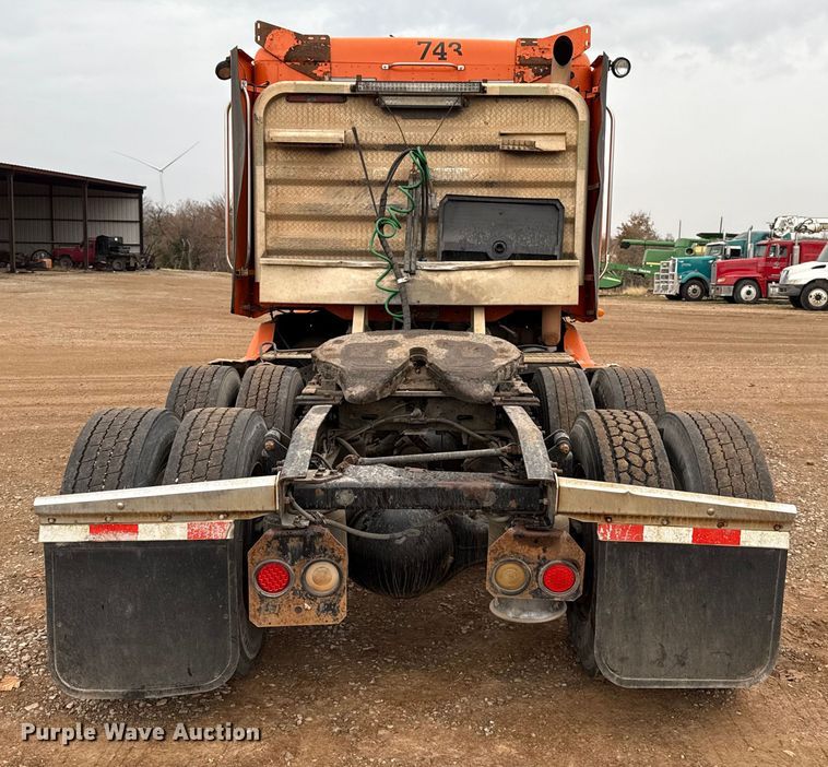 image for item EU5457 2007 Freightliner CST120 semi truck