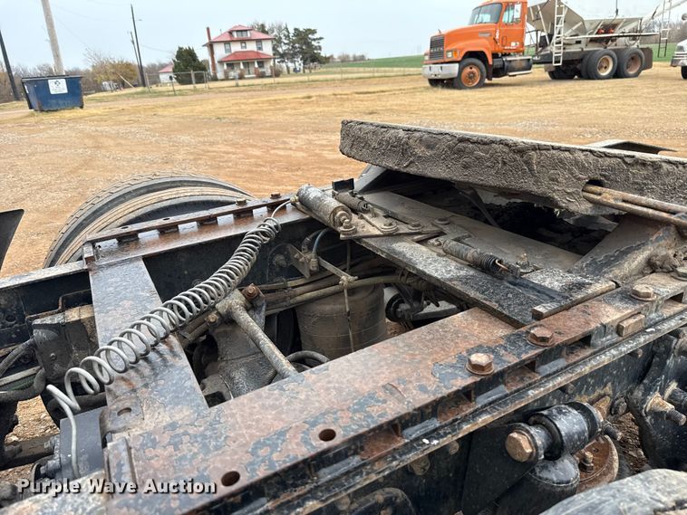 image for item EU5457 2007 Freightliner CST120 semi truck