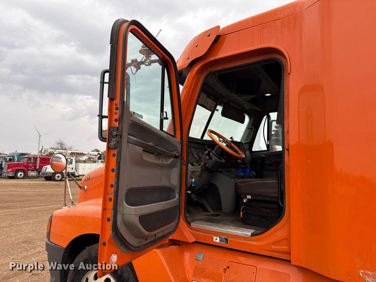 image for item EU5457 2007 Freightliner CST120 semi truck