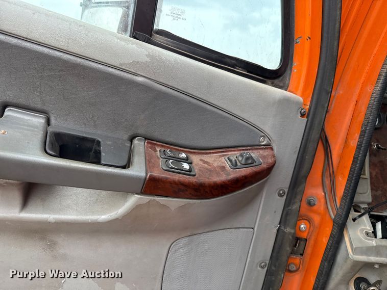 image for item EU5457 2007 Freightliner CST120 semi truck