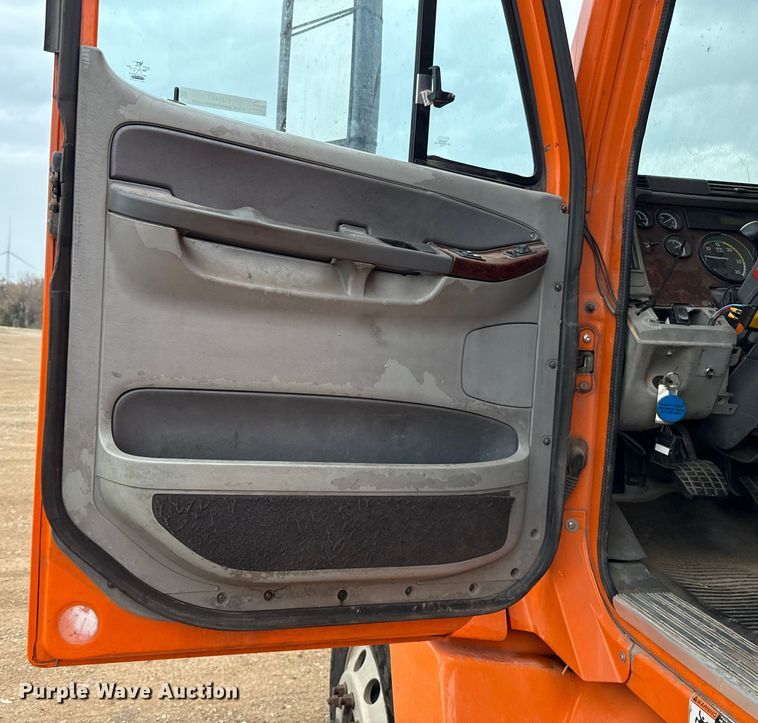 image for item EU5457 2007 Freightliner CST120 semi truck