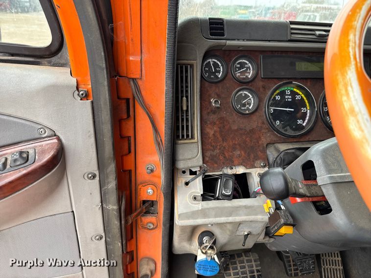 image for item EU5457 2007 Freightliner CST120 semi truck