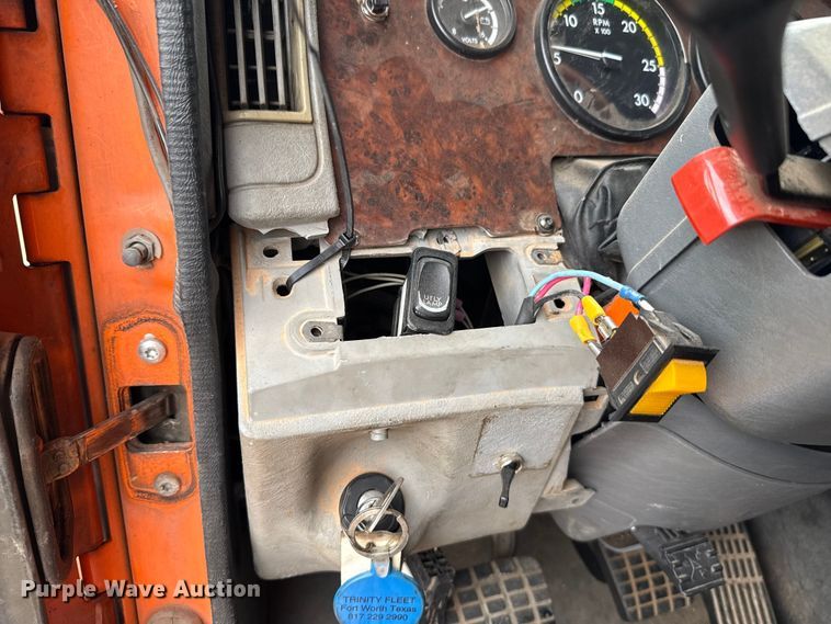 image for item EU5457 2007 Freightliner CST120 semi truck