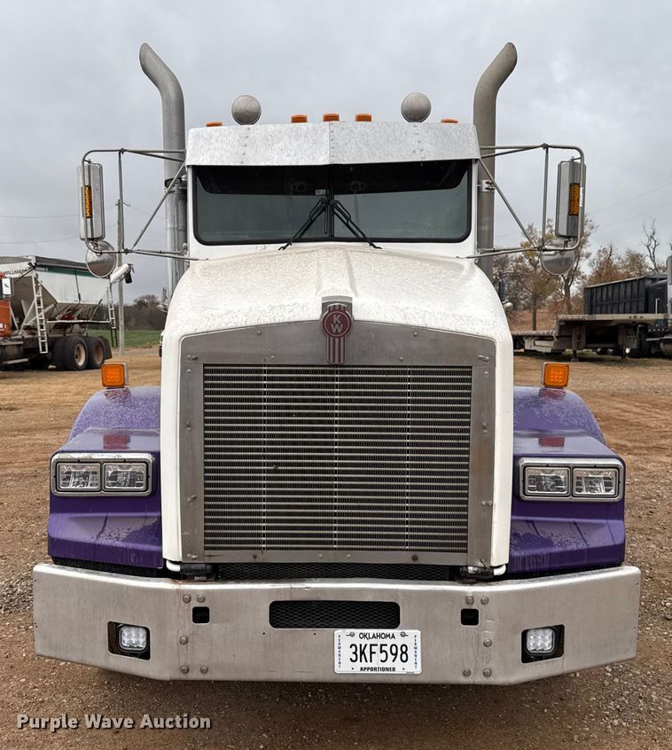 image for item EU5458 1990 Kenworth T800 semi truck