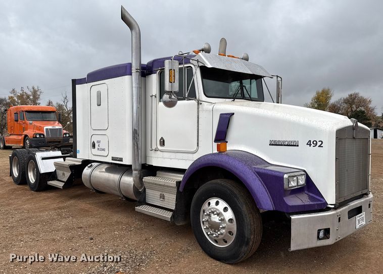 image for item EU5458 1990 Kenworth T800 semi truck