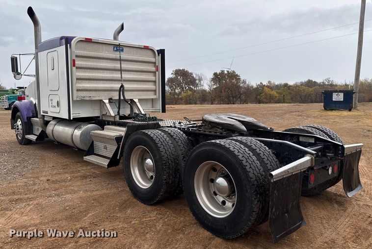 image for item EU5458 1990 Kenworth T800 semi truck