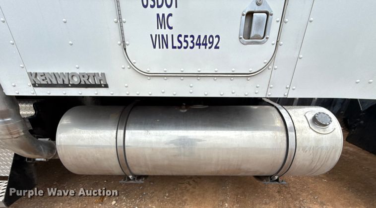 image for item EU5458 1990 Kenworth T800 semi truck