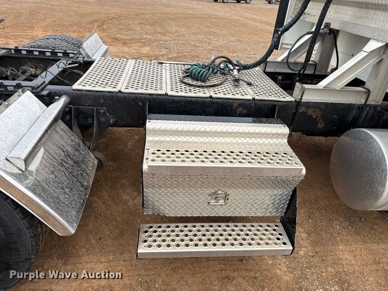 image for item EU5458 1990 Kenworth T800 semi truck