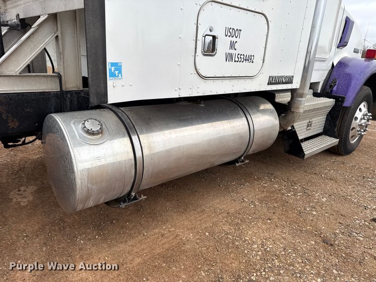 image for item EU5458 1990 Kenworth T800 semi truck