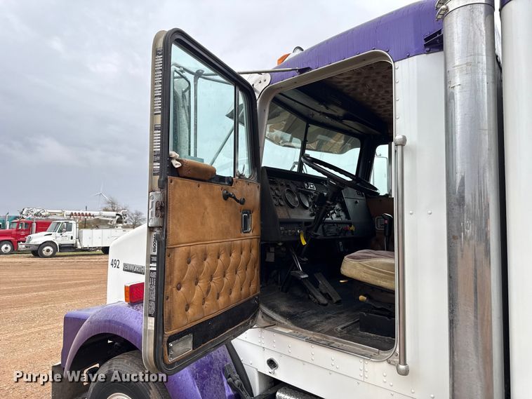 image for item EU5458 1990 Kenworth T800 semi truck