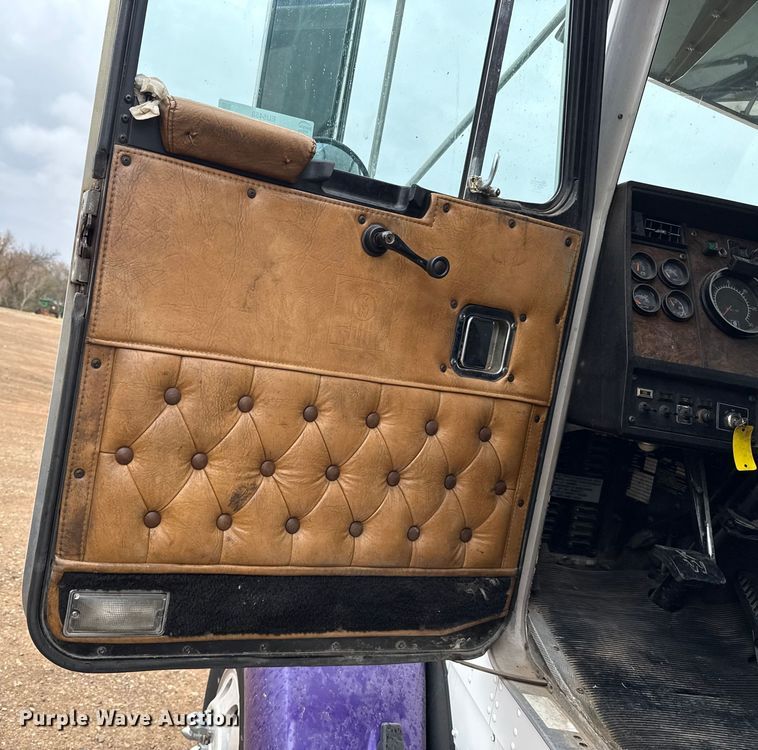 image for item EU5458 1990 Kenworth T800 semi truck