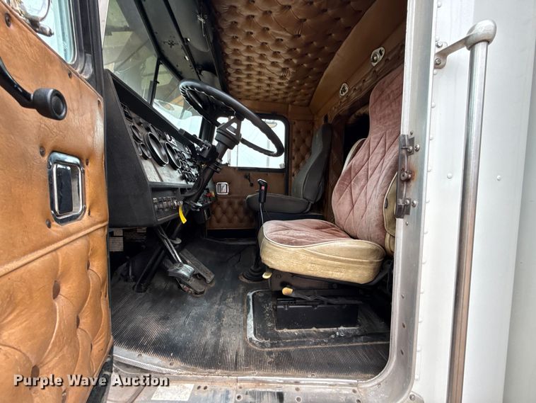 image for item EU5458 1990 Kenworth T800 semi truck