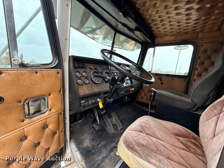 image for item EU5458 1990 Kenworth T800 semi truck