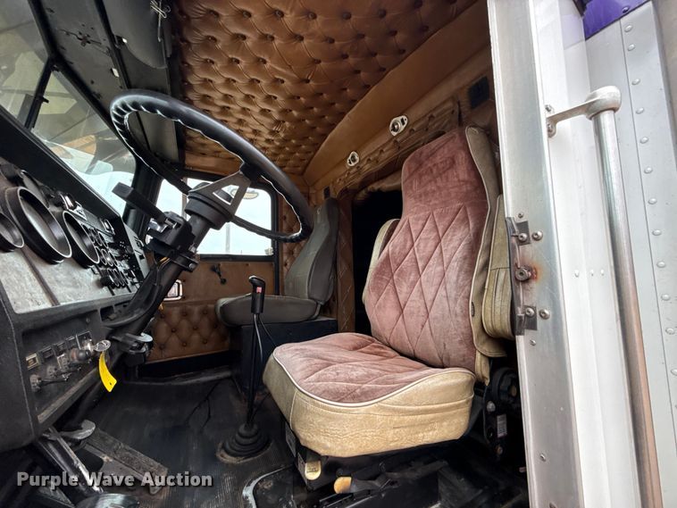 image for item EU5458 1990 Kenworth T800 semi truck