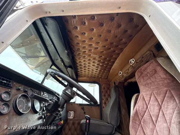 image for item EU5458 1990 Kenworth T800 semi truck