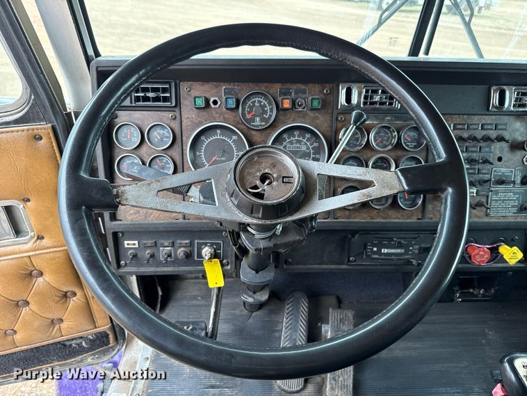 image for item EU5458 1990 Kenworth T800 semi truck