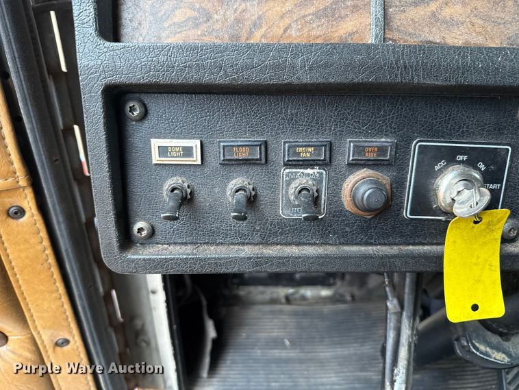 image for item EU5458 1990 Kenworth T800 semi truck