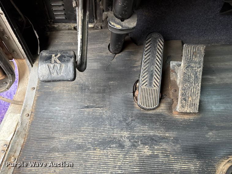 image for item EU5458 1990 Kenworth T800 semi truck