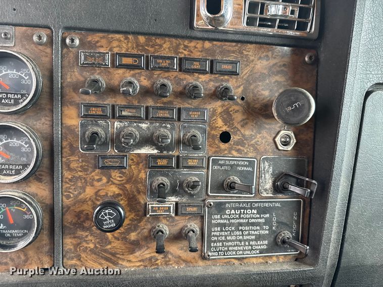 image for item EU5458 1990 Kenworth T800 semi truck