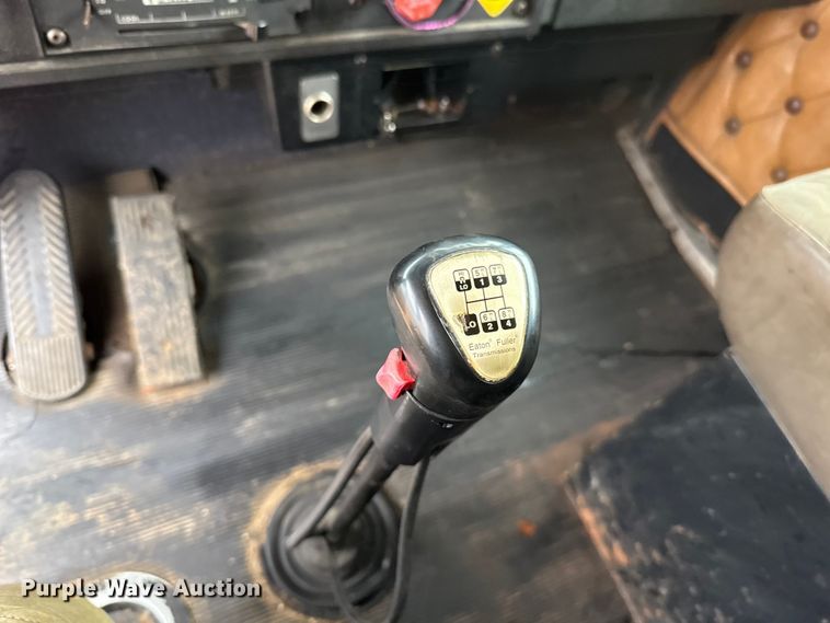 image for item EU5458 1990 Kenworth T800 semi truck