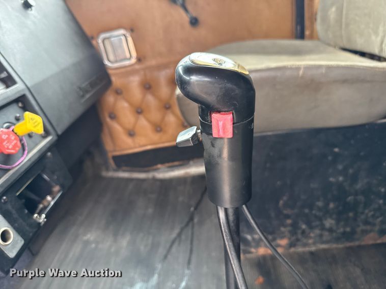 image for item EU5458 1990 Kenworth T800 semi truck