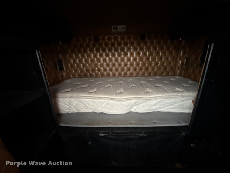 image for item EU5458 1990 Kenworth T800 semi truck