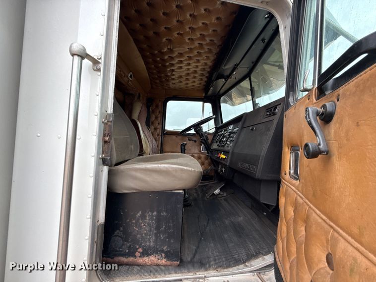 image for item EU5458 1990 Kenworth T800 semi truck