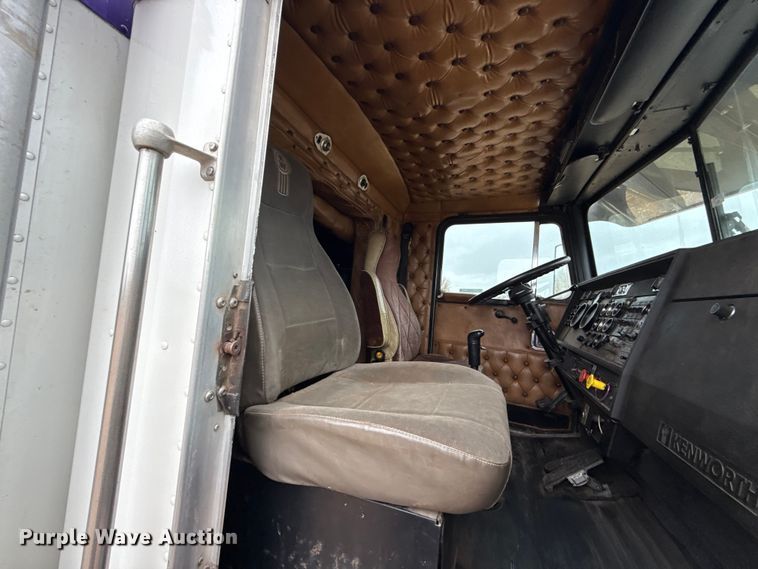 image for item EU5458 1990 Kenworth T800 semi truck