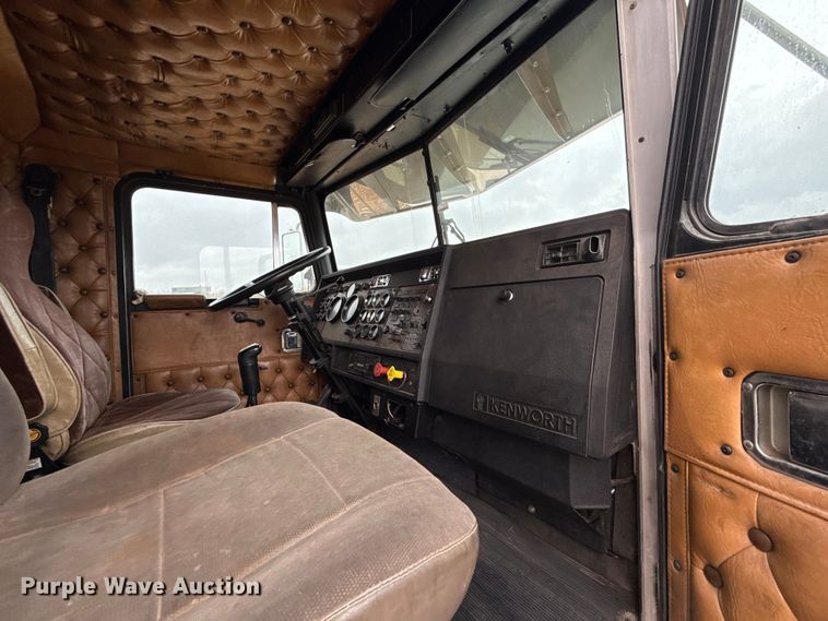 image for item EU5458 1990 Kenworth T800 semi truck