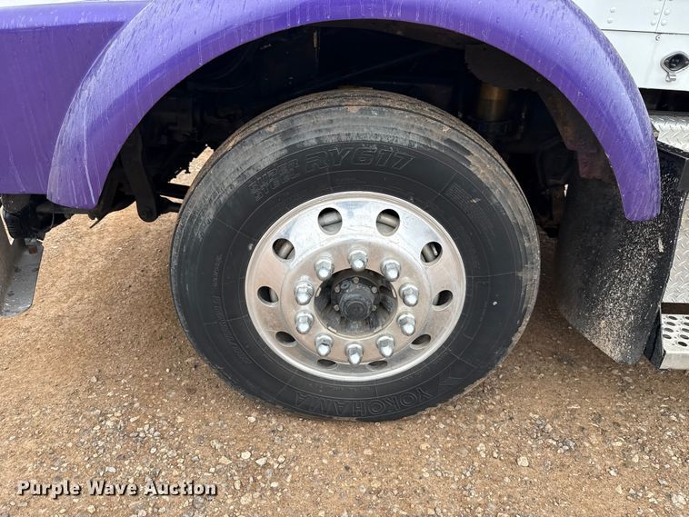 image for item EU5458 1990 Kenworth T800 semi truck