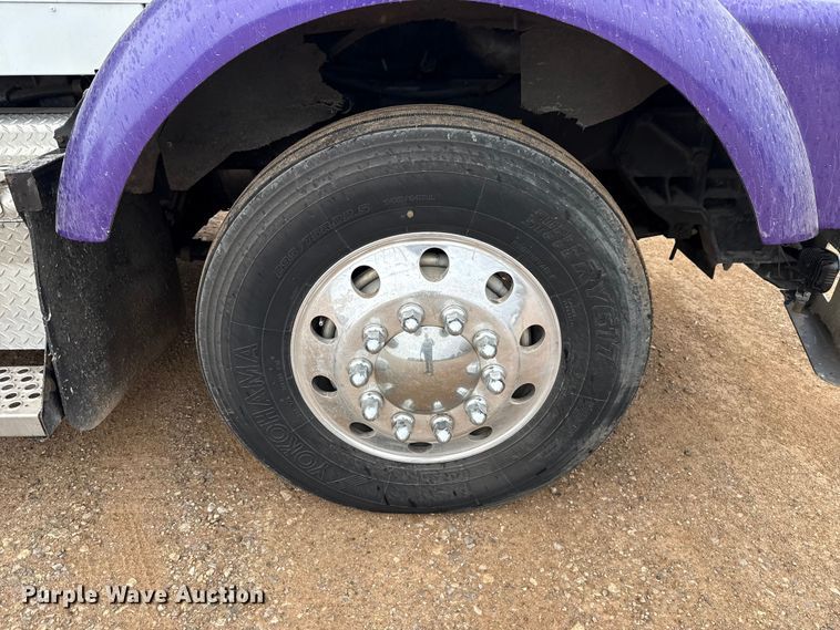 image for item EU5458 1990 Kenworth T800 semi truck