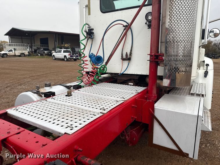 image for item EU5459 2005 International 9200i semi truck