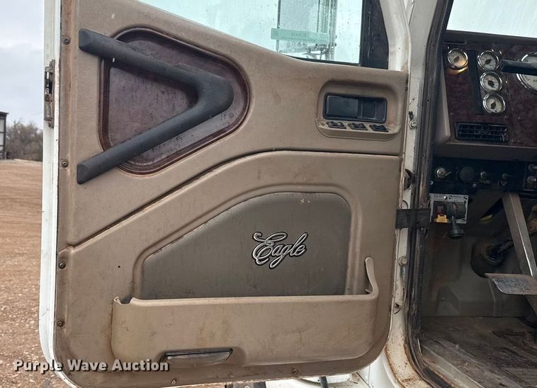 image for item EU5459 2005 International 9200i semi truck