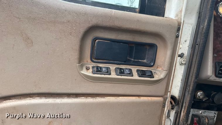 image for item EU5459 2005 International 9200i semi truck