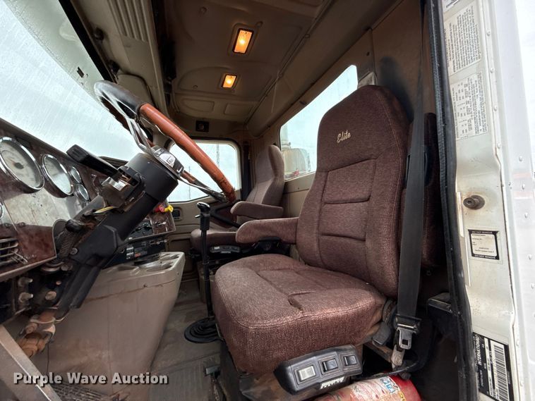 image for item EU5459 2005 International 9200i semi truck