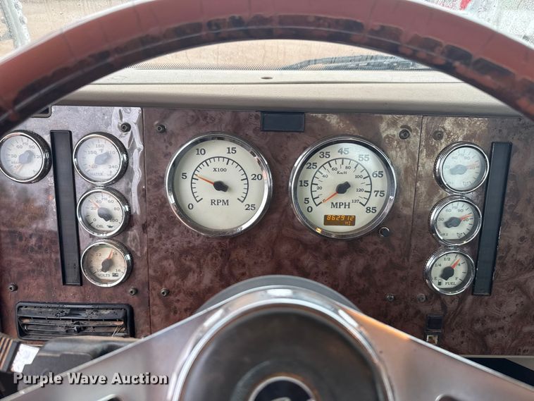 image for item EU5459 2005 International 9200i semi truck