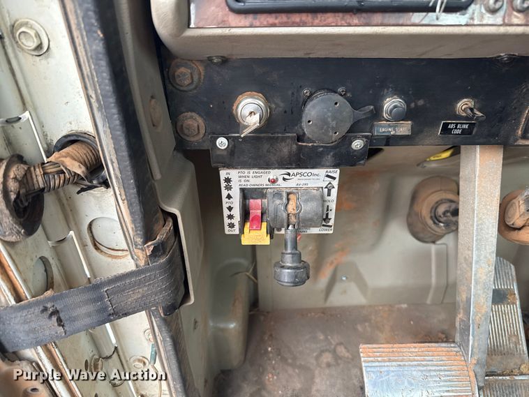 image for item EU5459 2005 International 9200i semi truck