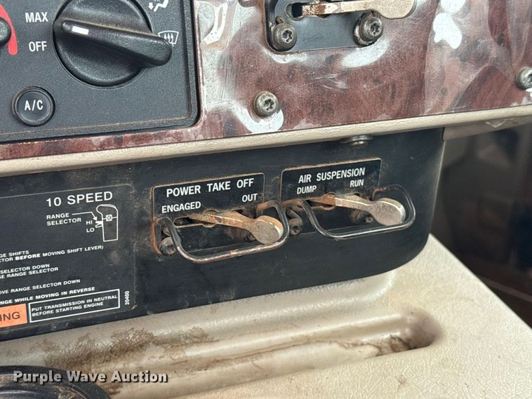 image for item EU5459 2005 International 9200i semi truck