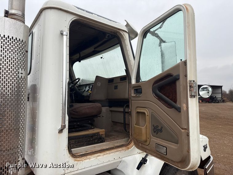 image for item EU5459 2005 International 9200i semi truck