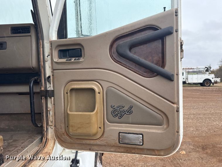 image for item EU5459 2005 International 9200i semi truck